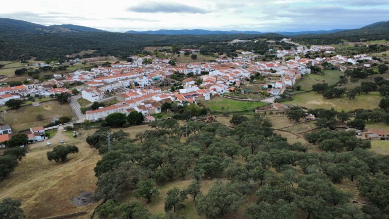 Explora tu liderazgo y activa tu poder personal, entre buena gente, buena comida y paseos por la Sierra de Huelva, en el pueblo de AlmaNatura